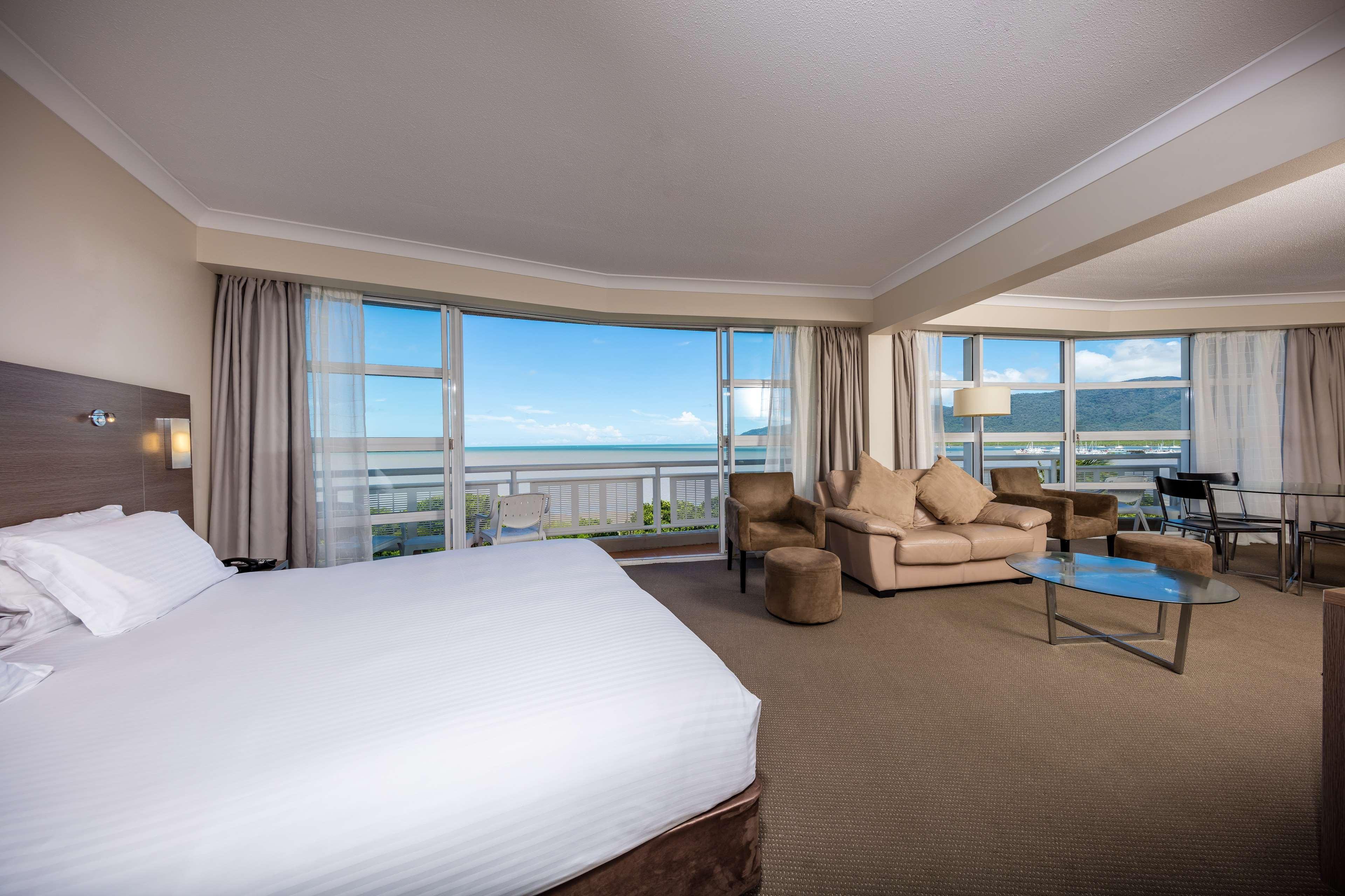 Doubletree By Hilton Cairns Exterior foto