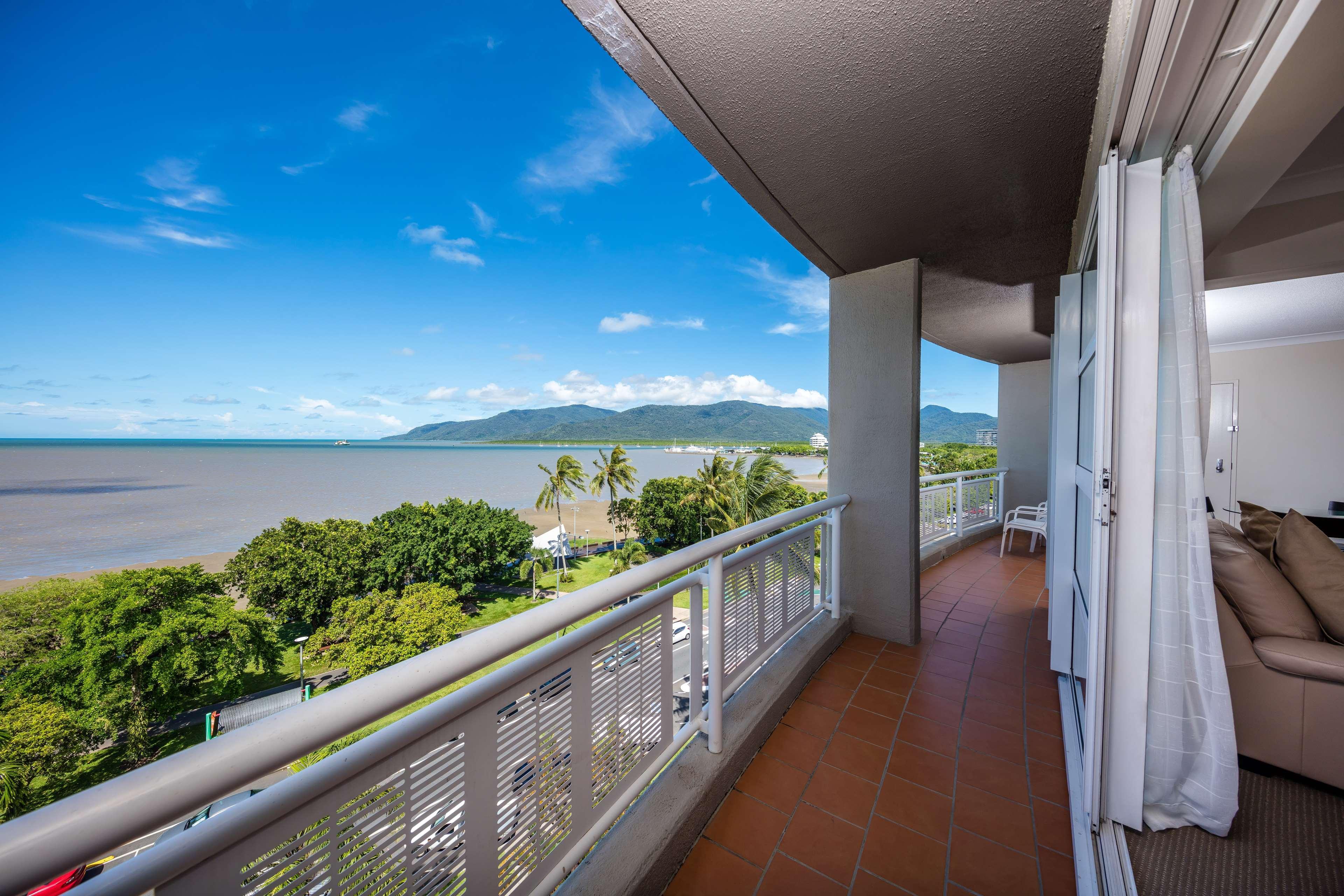 Doubletree By Hilton Cairns Exterior foto