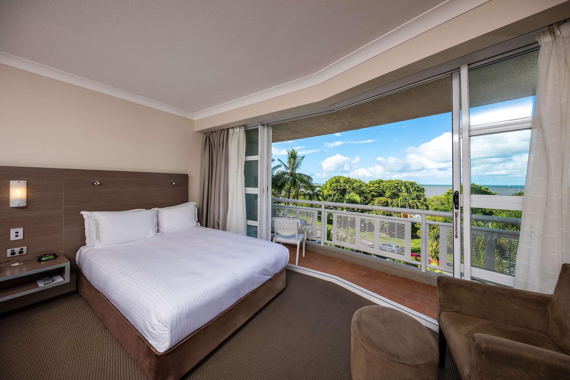 Doubletree By Hilton Cairns Exterior foto