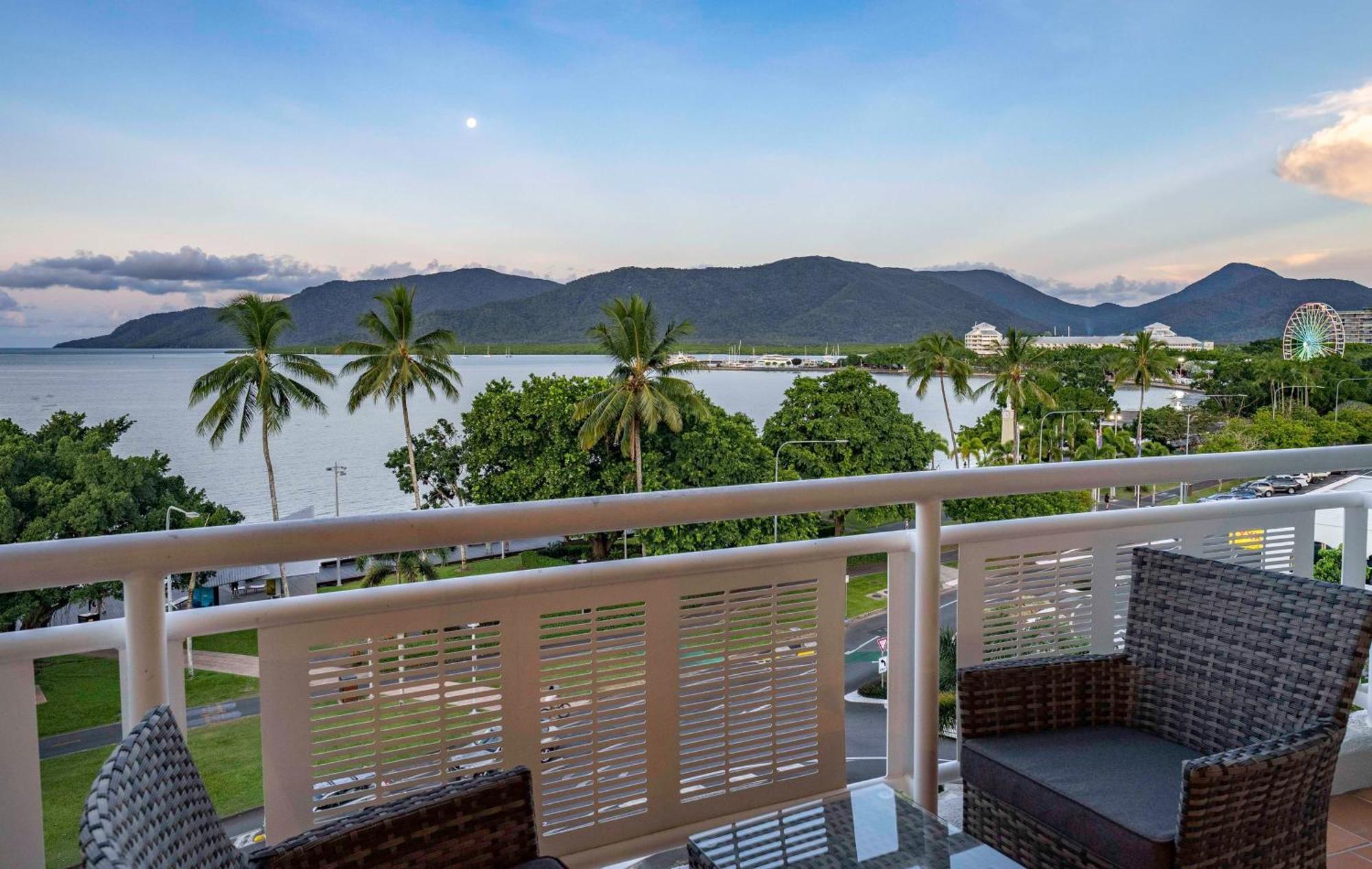 Doubletree By Hilton Cairns Exterior foto