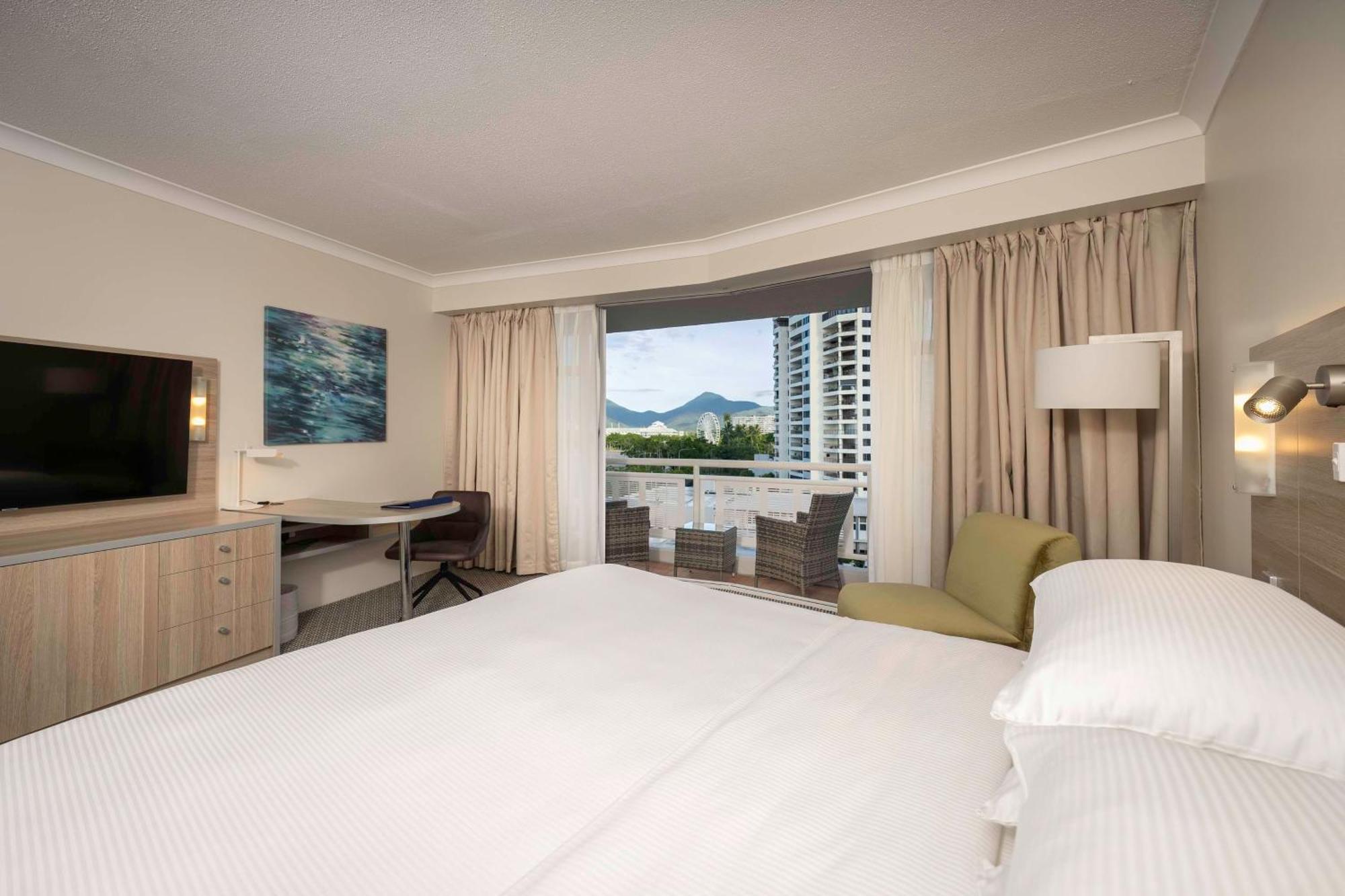 Doubletree By Hilton Cairns Exterior foto