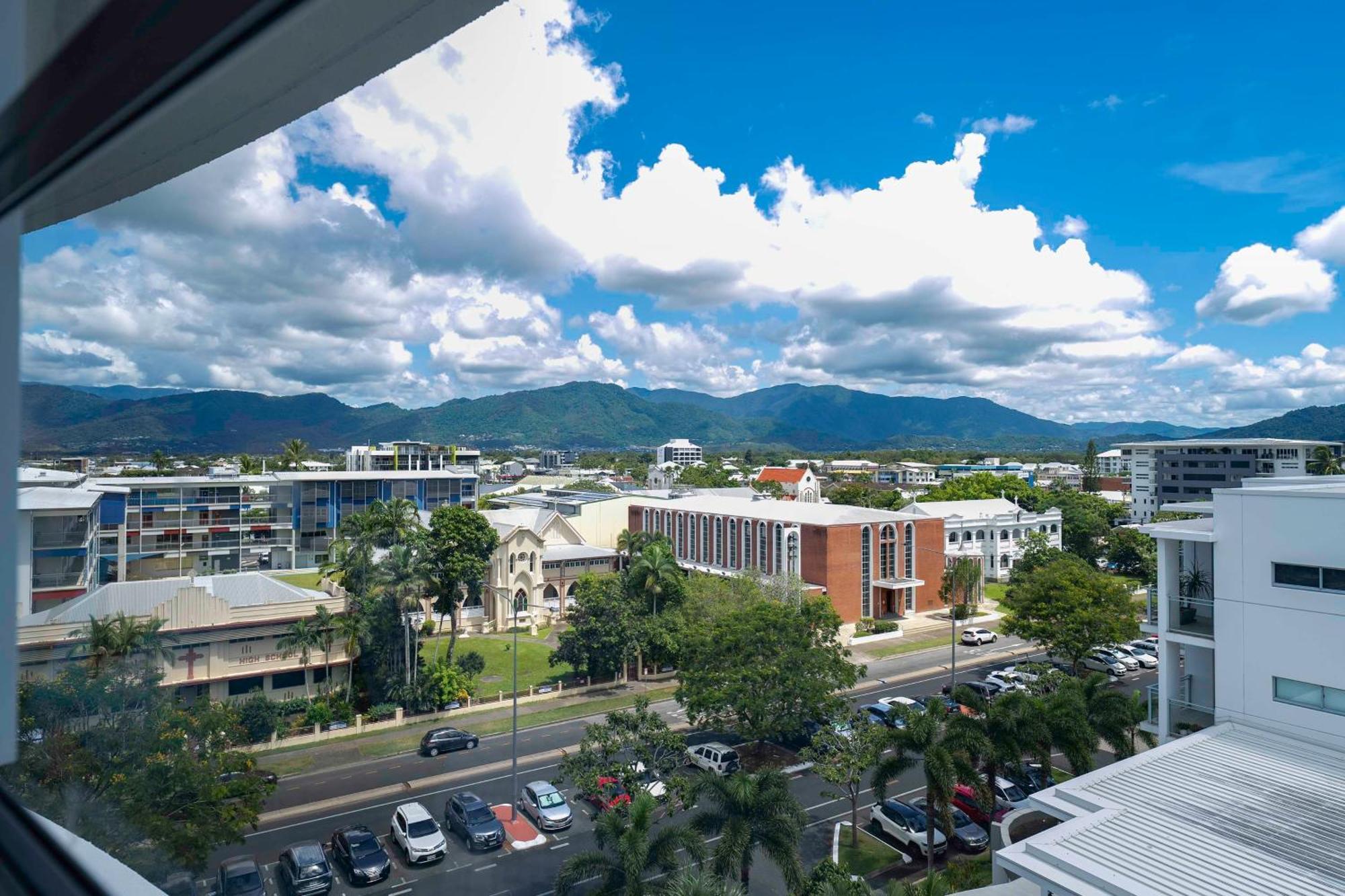 Doubletree By Hilton Cairns Exterior foto