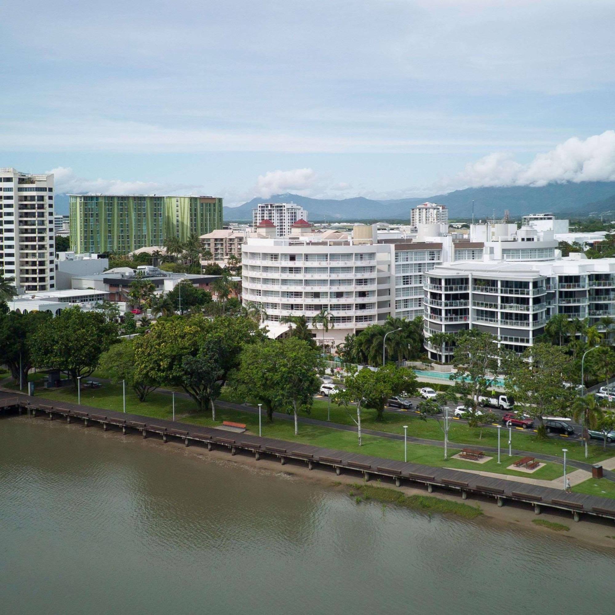 Doubletree By Hilton Cairns Exterior foto